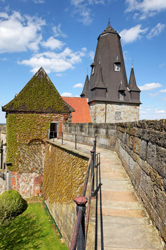 Turm der Katharinenkirche und Wall der Burg Bad Bentheim