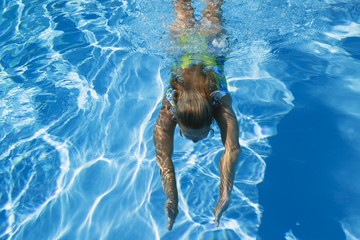Swimmingpool, Frau schwimmt unter Wasser - obrazy, fototapety, plakaty