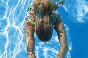 Swimmingpool, Frau schwimmt unter Wasser