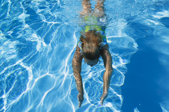 Swimmingpool, Frau schwimmt unter Wasser