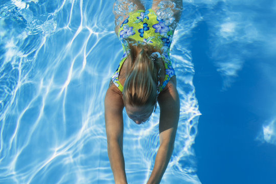 Swimmingpool, Frau schwimmt unter Wasser