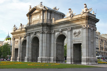Fototapeta na wymiar Пуэрта-де-Алькала – триумфальная арка, Мадрид 