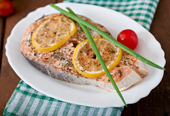 Baked salmon steak with lemon and herbs