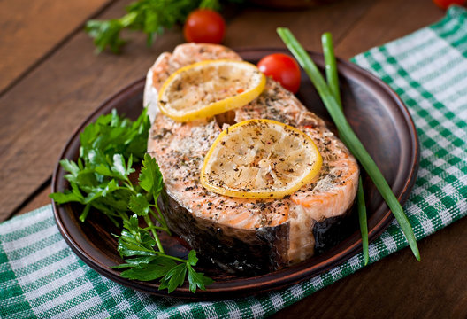 Baked salmon steak with lemon and herbs