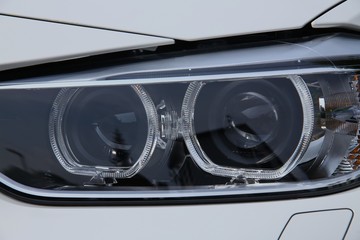 Obraz premium Auto Scheinwerfer