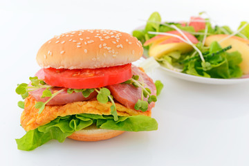 美味しそうなハンバーガーとサラダ