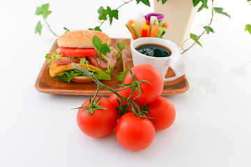 美味しそうなハンバーガーと珈琲