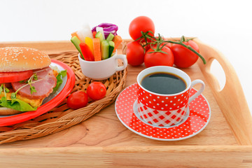 美味しそうなハンバーガーと珈琲