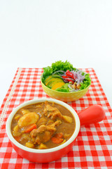 美味しそうなカレーとサラダ