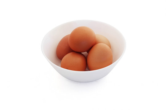 Яйца в белой миске