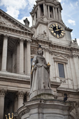 Fototapeta premium LONDON, UK - 18 AUGUST, 2014: St. Pauls cathedral