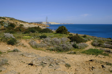 Fototapeta na wymiar Felsküste am Atlantik zwischen Burgau und Luz, Algarve, Portuga