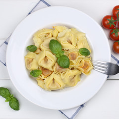 Italienisches Essen Tortellini Nudeln mit Basilikum auf Teller v