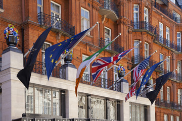 Obraz premium LONDON, UK - JUNE 3, 2014: The Claridges hotel, main entrance 