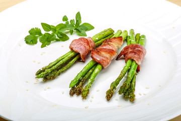 Grilled asparagus with bacon