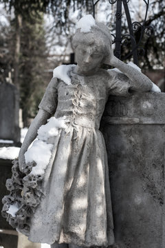 Marode Figur in ehemaligem Friedhof trauert 4