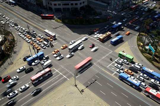 belebte Stra&szlig;enkreuzung in Seoul S&uuml;dkorea