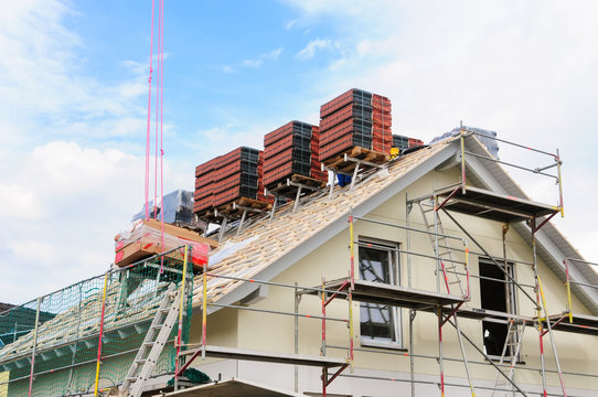 Neubau Dach wird gedeckt
