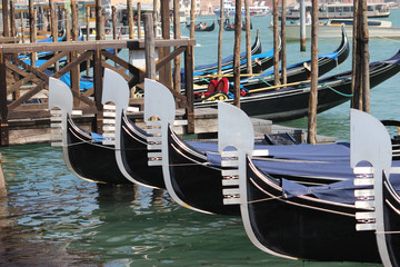 Obraz premium Gondolas lined up in Venice