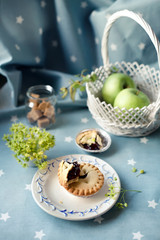 Blueberry tart set with apples and sugar