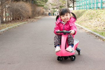 乗り物で遊ぶ子供