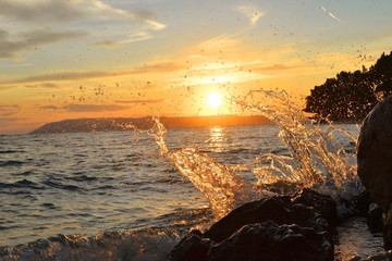 wellenspritzer bei sonnenuntergang