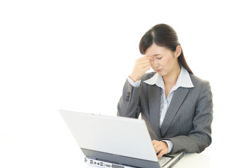 疲れた様子の女性