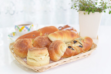 おいしそうなパンと紅茶