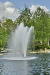 Фонтан на озере в парке