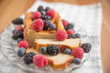 Käsekuchen mit Beeren 
