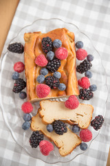 Käsekuchen mit Beeren 