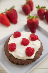 Brownie mit Sahne und Beeren 