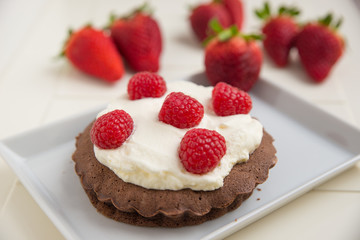 Brownie mit Sahne und Beeren 