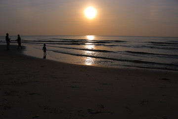 Shadow person sun./
Silhouettes on the Sand 