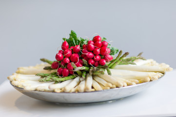 Schale mit Spargel und Radieschen.
