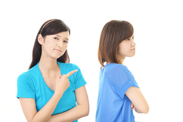 喧嘩をする女性