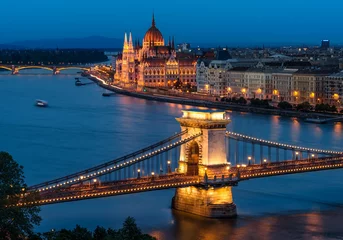 Poster Im Rahmen Budapester Kettenbrücke und das ungarische Parlament © framedbythomas