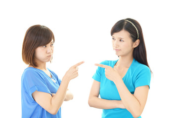 喧嘩をする女性