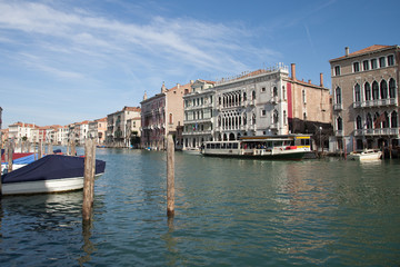 Le vaporetto en gare