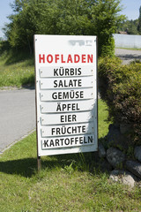 Schild mit Verkaufsangebot eines Bauernhof-Ladens, Schweiz