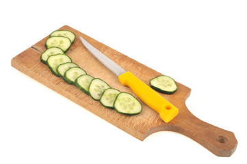 Rondelles de concombre sur une planche à découper
