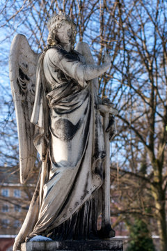 Alter Engel auf verlassenem Friedhof - Variante
