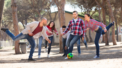Obraz premium Friends playing football