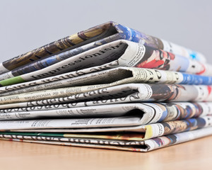 Zeitung. Stapel Zeitungen.