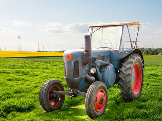 alter antiker traktor