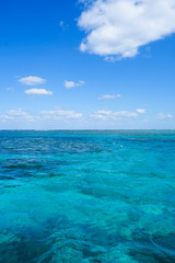 Obraz premium 沖縄県 小浜島、嘉弥真島近くの海