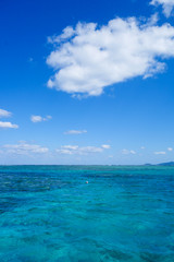 Obraz premium 沖縄県 小浜島、嘉弥真島近くの海