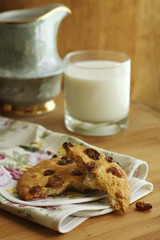 Cookies with raisins and milk