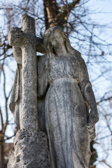 Fototapeta na wymiar Friedhofsengel bei Kreuz