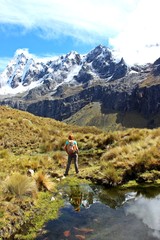 Peru - podróżnik w górach  - obrazy, fototapety, plakaty